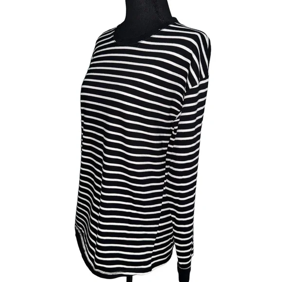 Zara NWOT Women’s Striped Long Sleeve Sweater in Black And White-Size Medium - Picture 4 of 9